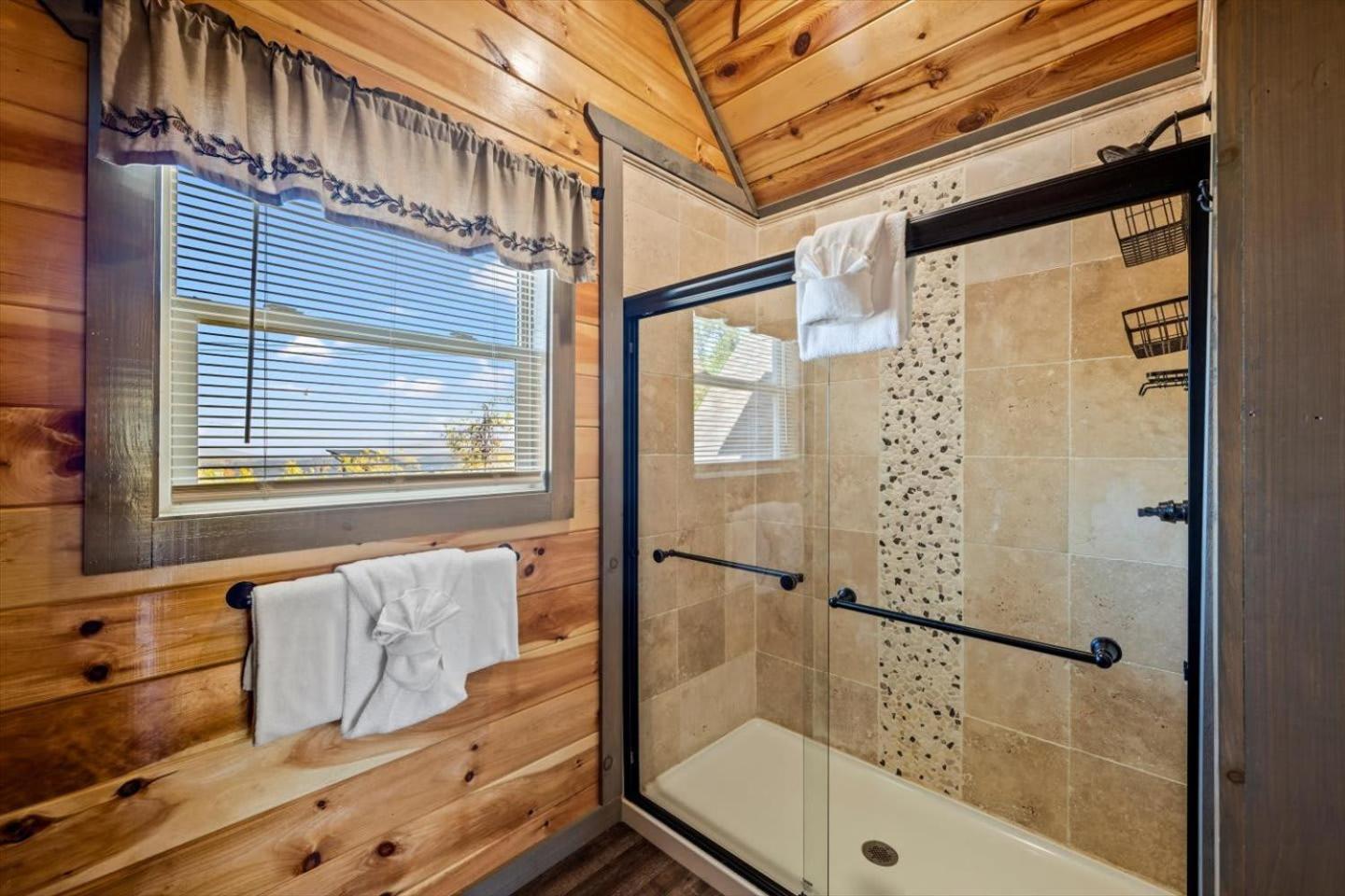 Indoor Pool, Volleyball Beach, Mountain View, Luxury * Gatlinburg