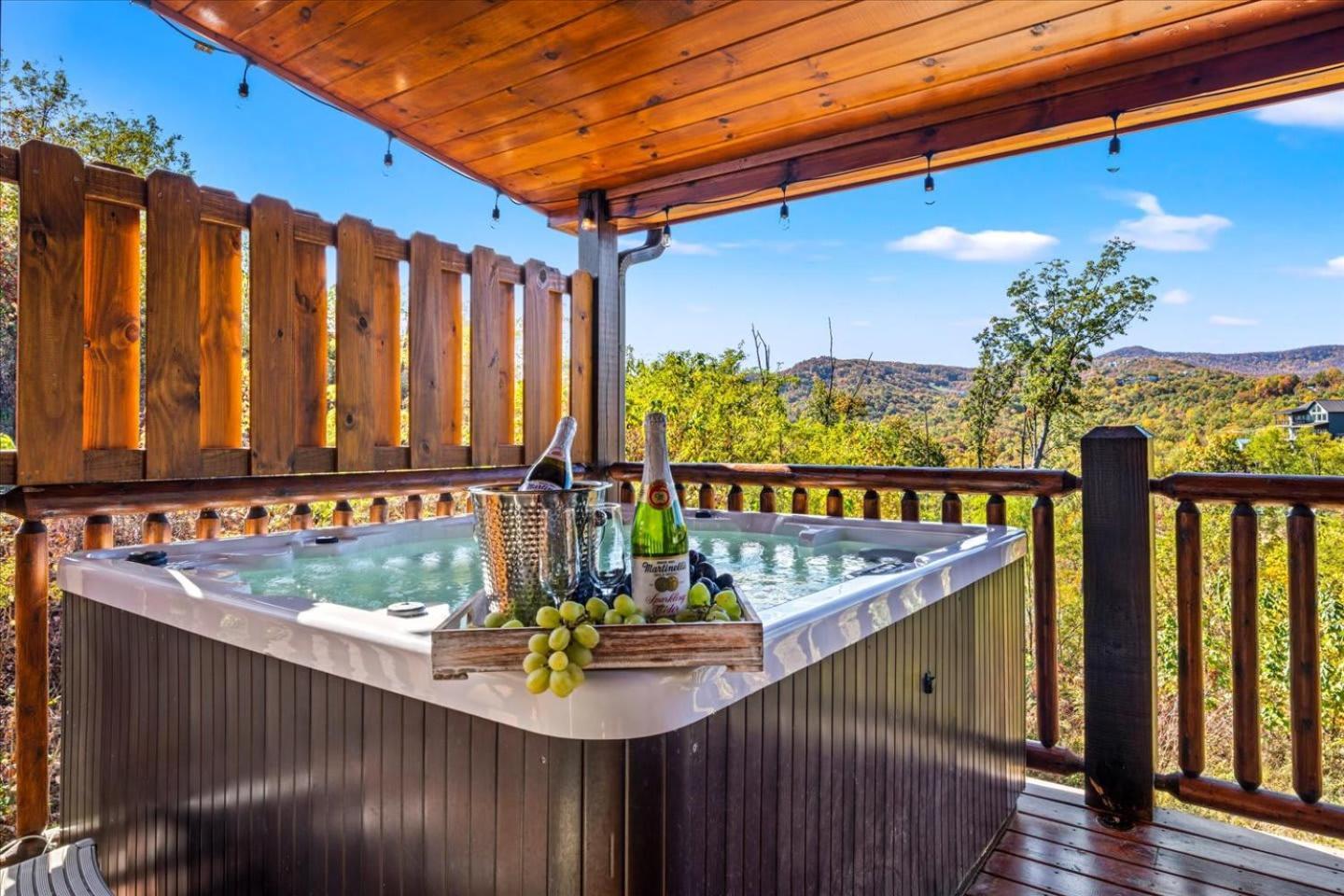 Indoor Pool, Volleyball Beach, Mountain View, Luxury * Gatlinburg