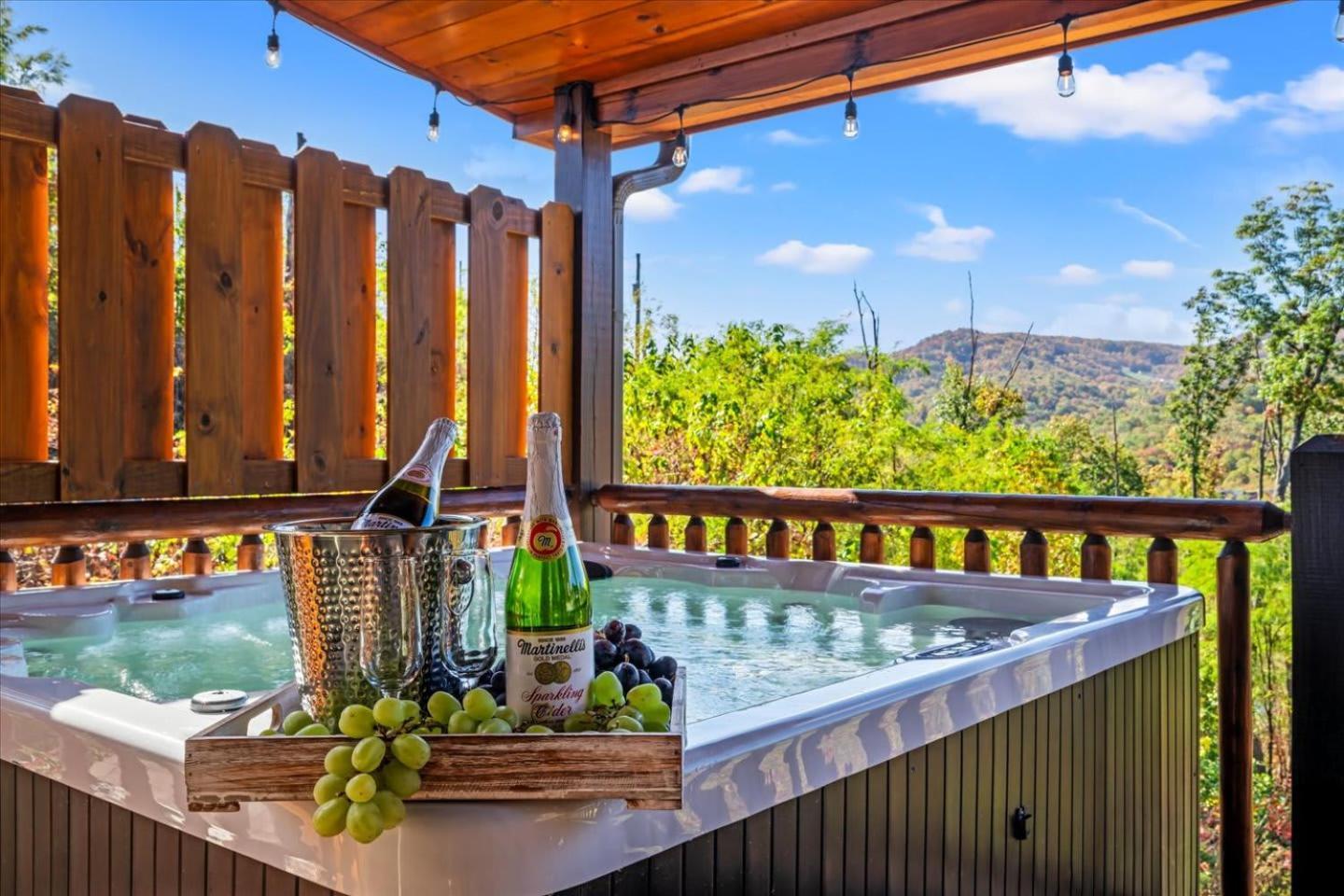 Indoor Pool, Volleyball Beach, Mountain View, Luxury Hébergement de vacances *